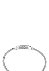Montre-bracelet en métal argenté avec un boîtier rectangulaire, un bracelet à maillons et une couronne ronde. Texture lisse, finition réfléchissante, design minimaliste.