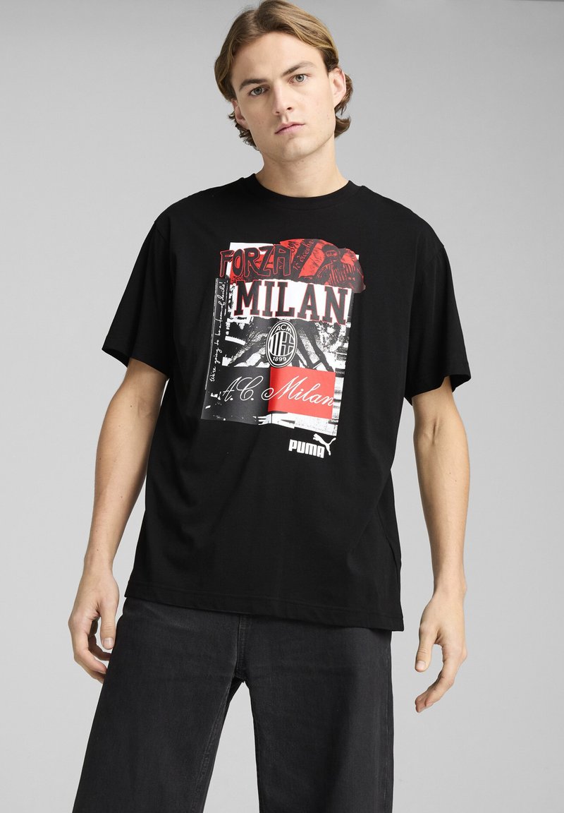Sort bomulds t-shirt med stort grafisk print med "Forza Milan" og klublogo. Korte ærmer og afslappet pasform. Puma branding nederst.