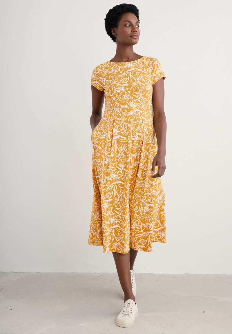 Seasalt Cornwall WILD BOUQUET - Trikotāžas kleita - painted daffodil turmeric - painted daffodil turmeric