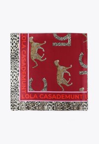 Sidenhalsduk med röd bas och leopardmönster, detaljer i svart och beige, samt djärva branding i rosa och orange längs kanten.