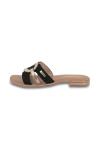 Infradito in suede nero con accenti metallici dorati, design aperto con punta, suola piatta color tan e dettagli cuciti lungo i bordi.