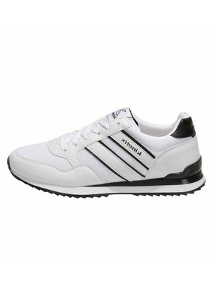 Baskets blanches de sport avec des bandes noires, un talon noir, des lacets blancs et une semelle texturée sur fond blanc.
