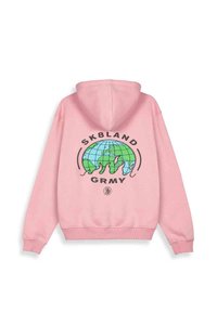 Sudadera rosa con un gráfico central de un globo terráqueo con continentes verdes y océanos azules, acentuado por el texto "SK8LAND GRMY" en una fuente negra en negrita.