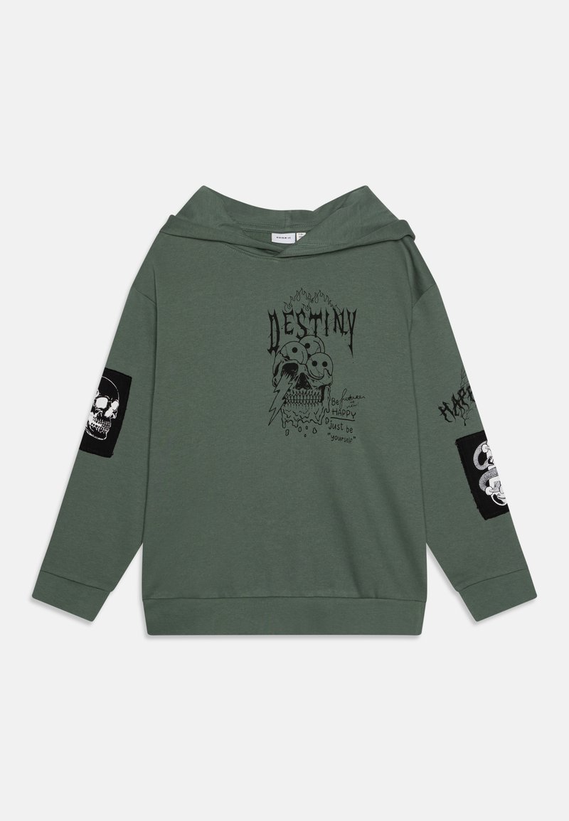 Zelená mikina s kapucňou s prednou grafikou, ktorá obsahuje text, dizajn lebky a blesk. Čierne nášivky s lebkou na každom rukáve. Mäkko materiál, voľný strih.