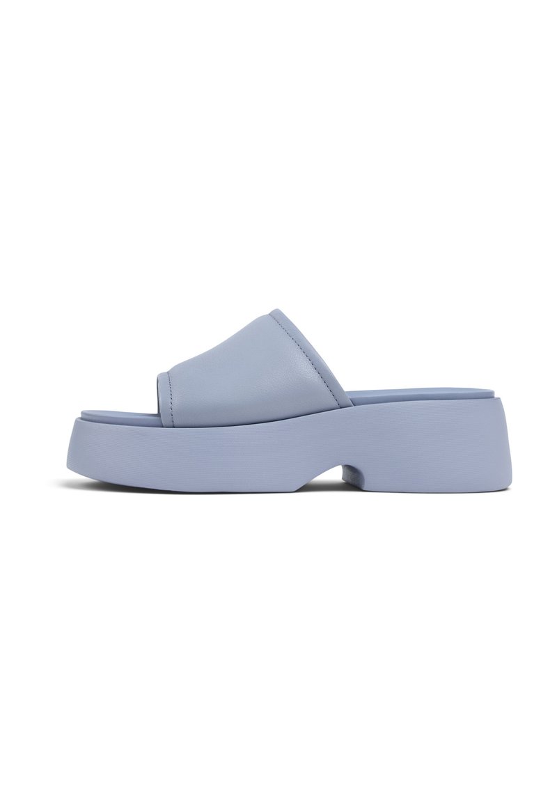 Infradito di color blu chiaro con una piattaforma bassa e spessa, realizzate in materiale liscio, con una fascia ampia nella parte superiore e un retro aperto.