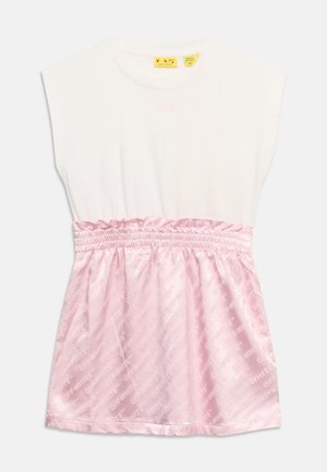 Robe blanche sans manches avec taille froncée et jupe en satin rose présentant un motif textuel diagonal "Off-White".