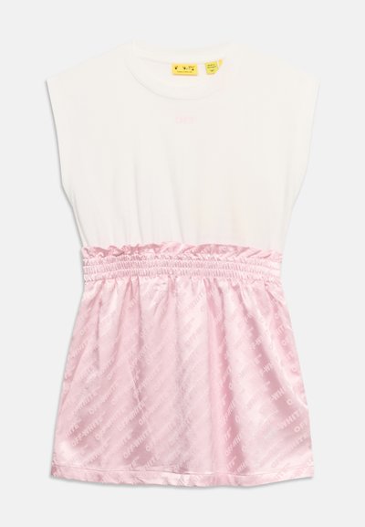 Robe blanche sans manches avec taille froncée et jupe en satin rose présentant un motif textuel diagonal "Off-White".