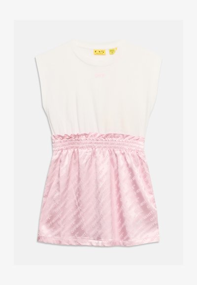 Robe blanche sans manches avec taille froncée et jupe en satin rose présentant un motif textuel diagonal "Off-White".
