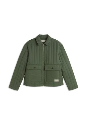 Veste matelassée vert olive avec manches longues, fermeture éclair à l'avant, col, deux grandes poches à rabat boutonnées, et petite étiquette rectangulaire sur la poche.