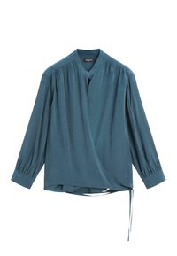 Bluse i blågrøn med slå-om design, v-hals og lange ærmer. Har detaljer med rynkede skuldre og bindebånd i taljen. Blødt, glat stof.