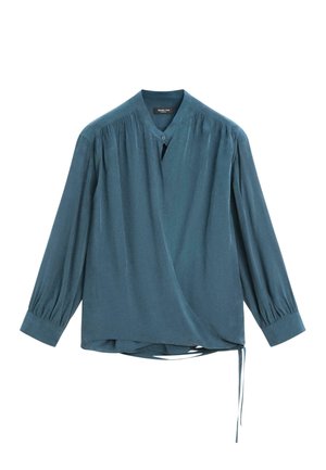 Blusa avvolgente color verde petrolio con scollo a V e maniche lunghe. Presenta dettagli arricciati sulle spalle e una cintura da annodare in vita. Tessuto morbido e liscio.