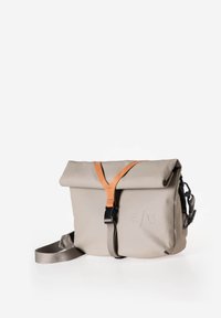 Borsa a messaggero grigio chiaro con apertura a rotolo, tracolla in pelle marrone, fibbia nera e accessori in plastica laterali. Presenta un logo impressa sulla parte anteriore.