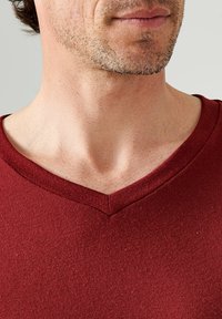Damart COL V THERMOLACTYL SENSITIVE MANCHES COURTES - Maglietta intima - rouge