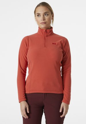 Rode fleecetrui met een hoge kraag en een kwart rits. Heeft lange mouwen, een gladde textuur en een klein logo op de borst.