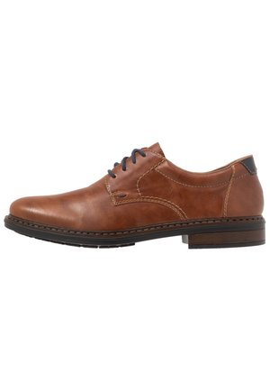 Chaussure habillée en cuir marron à lacets avec semelle noire et coutures apparentes, talon bas et accent noir sur le contrefort.