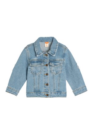Chaqueta de mezclilla azul clara con mangas largas, cierre de botones, dos bolsillos en el pecho y costuras en contraste. Presenta un leve deshilachado en el dobladillo y en los puños.