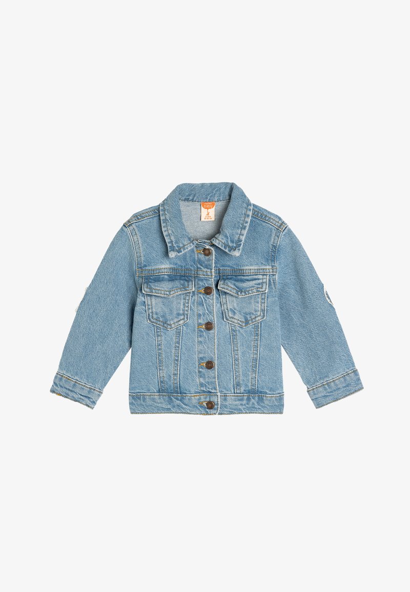 Giacca di jeans azzurro chiaro con maniche lunghe, chiusura con bottoni, due tasche sul petto e cuciture a contrasto. Presenta leggere sfilature sull'orlo e sui polsini.