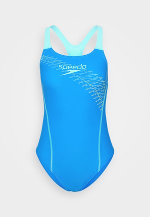 Fato de banho azul em uma peça só com alças em azul claro contrastantes e padrão zigzag detalhado em branco, feito de material elástico para conforto.