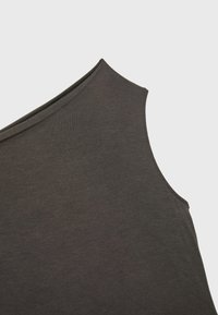 Asymetrický sivý tielko z mäkkého, ľahkého materiálu s zakriveným výstrihom a bez rukávov, s hladkou textúrou.