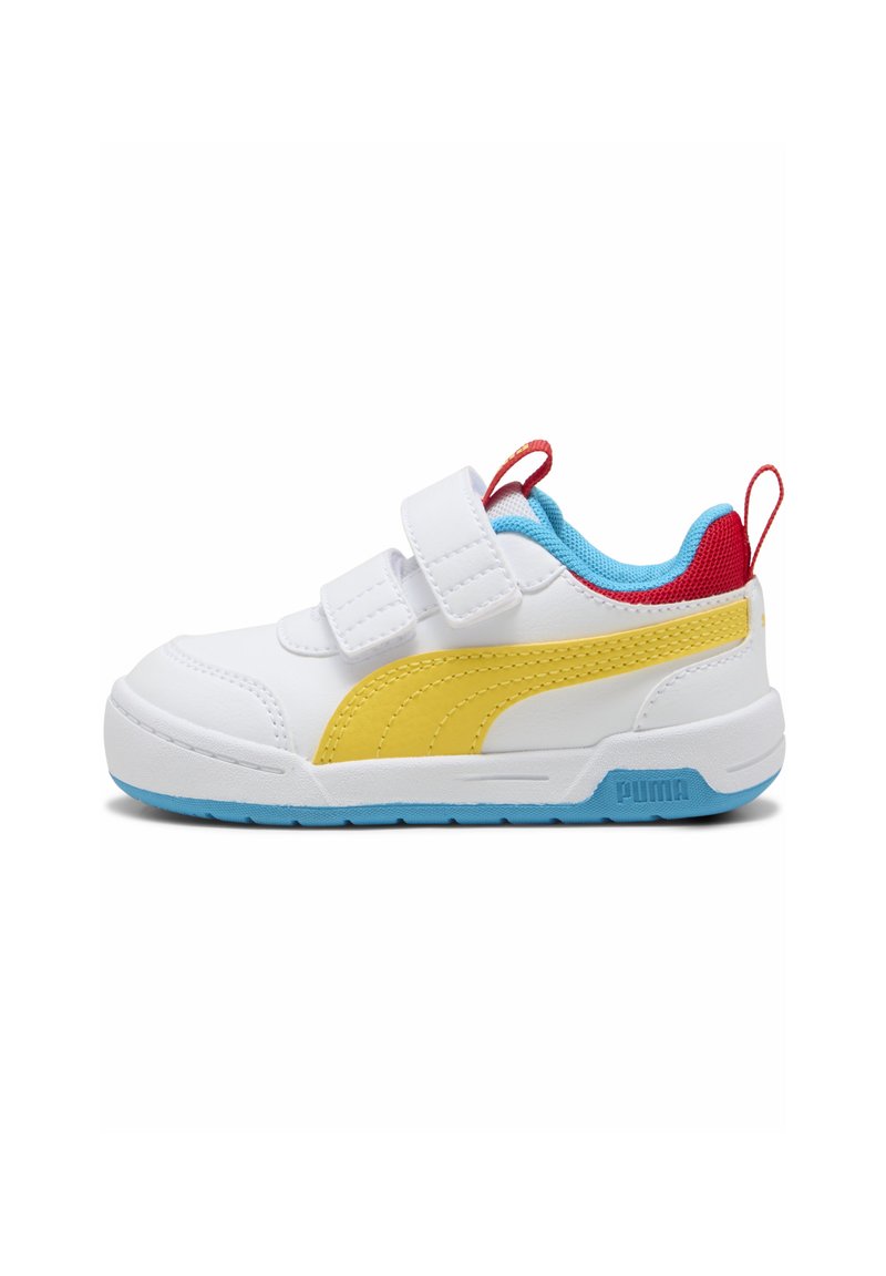 Chaussure de sport blanche avec une bande jaune Puma, semelle bleue, accents rouges et deux bandes Velcro. Présente un col rembourré et une doublure en mesh respirante.