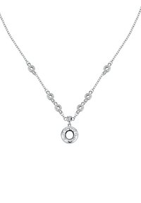 Collana in argento con anelli circolari, un pendente rotondo centrale con centro nero e cristalli trasparenti circostanti, aggiunge texture e brillantezza.