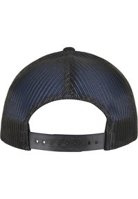 Căciulă de baseball din plasă neagră, cu un panou din spate solid negru, curea ajustabilă din plastic și un model texturat subtil pe plasă.