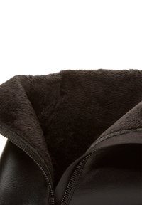 Botín de cuero negro con cierre de cremallera, que cuenta con un suave y acogedor forro de piel sintética oscura. El borde superior tiene un estilo de puño doblado para mayor calidez.