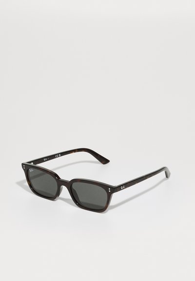 Des lunettes de soleil en écaille de tortue marron avec des verres rectangulaires, des verres gris et des accents en métal sur les branches. On peut voir l'avant et les côtés.
