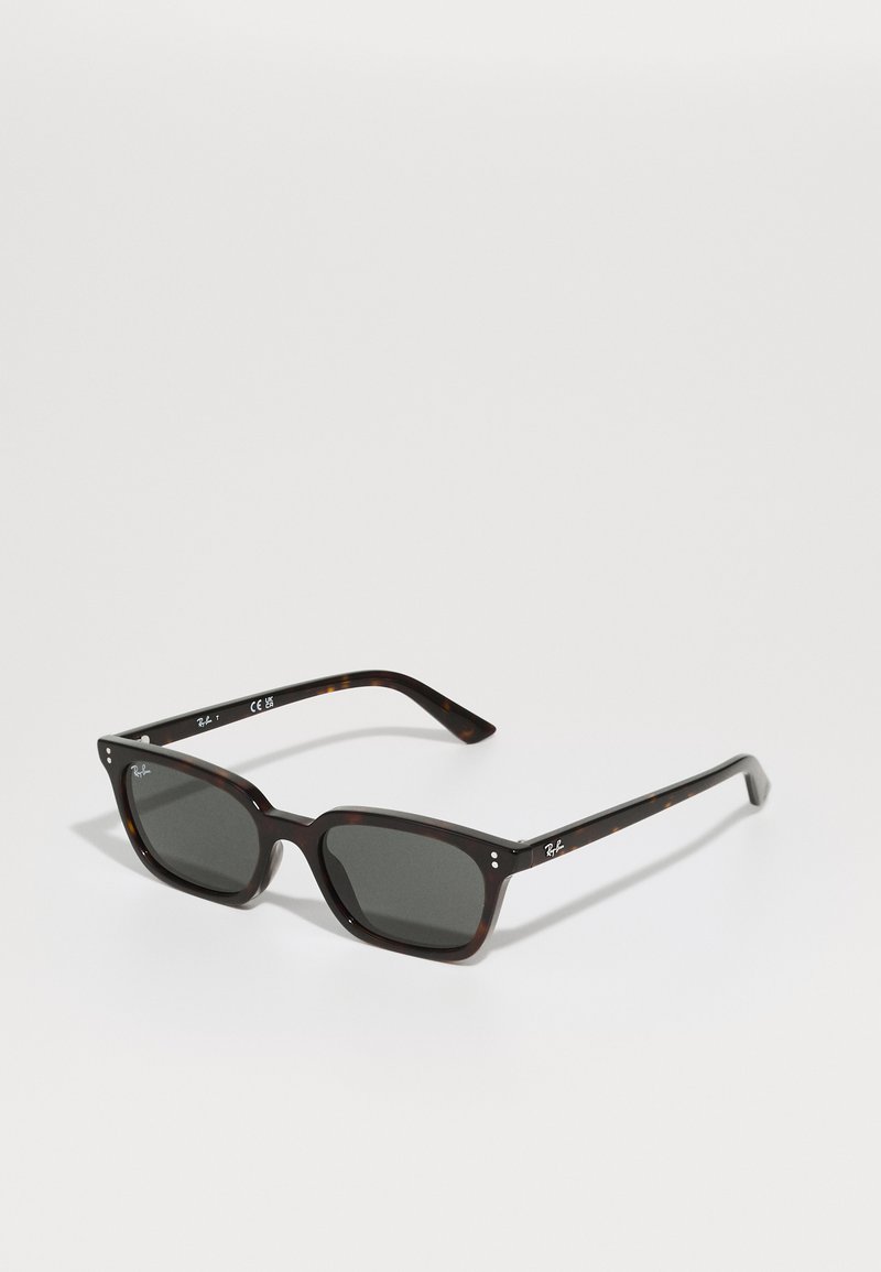 Gafas de sol de carey marrón con lentes rectangulares, lentes grises y acentos metálicos en las patillas. Se pueden ver las vistas frontal y lateral.