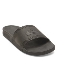 Sorte gummisandaler med bred stropp som har rillede detaljer, preget logo og en teksturert såle for å forhindre glid.