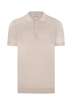 Polo de punto beige con un patrón de rombos texturizado en la mitad superior, con un cuello plano y tres botones en la tapeta.