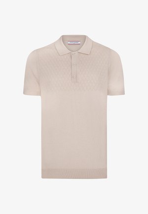 Beige Strick-Polohemd mit einem strukturierten Rauten-Muster im oberen Bereich, ausgestattet mit einem flachen Kragen und drei Knöpfen an der Knopfleiste.