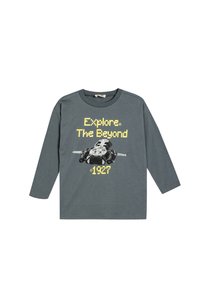 Szara, długorękawowa koszulka T-shirt z grafiką pojazdu i napisem "Explore The Beyond 1927" w żółtej, pikselowanej czcionce. Wykonana z miękkiej bawełny.