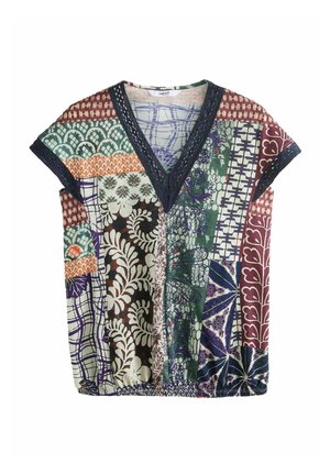 Bluzka damska z krótkim rękawem i dekoltem w serek, z mieszanymi wzorami patchworkowymi: kwiatowymi, geometrycznymi i abstrakcyjnymi w odcieniach zieleni, fioletu, brązu i pomarańczy.