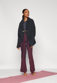 Yogasearcher Jakna od flisa - black