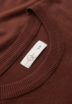 Brun strikket sweater med ribbet hals. Har et hvidt stofmærke med logo og størrelse. Glat tekstur, enkelt design.