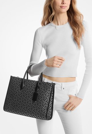 Sac fourre-tout noir en relief avec motif géométrique, doté de deux poignées et d'une fermeture zippée. Surface texturée avec finition mate.