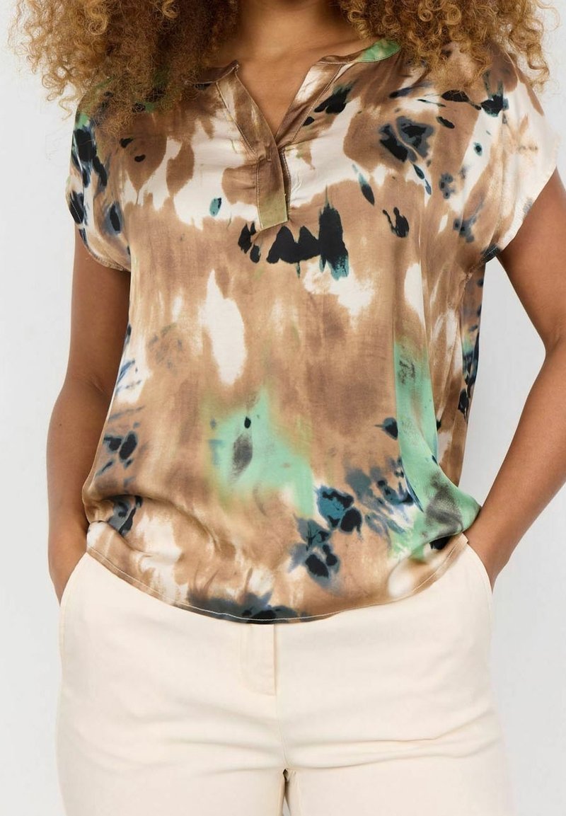 Kurzärmeliges Oberteil aus leichtem Stoff mit einem Batikmuster in Braun, Grün und Schwarz, mit geknöpftem Kragen und lockerem Schnitt.