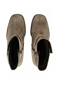 Stivaletti in suede taupe con punta quadrata, zip laterale e tacco basso impilato. L'interno presenta un marchio nero. Texture liscia.