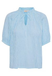 Helles blaugraues Blusenshirt mit rundem Ausschnitt, halb puffärmel und vertikalen Streifen sowie einem Schlüsselaugen-Detail an der Vorderseite. Hergestellt aus leichtem Material.