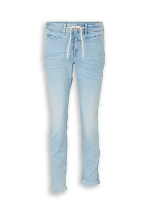 Jasnoniebieskie jeansy z denimu z podwiniętymi mankietami i białym sznurkiem w pasie, prezentowane na jednolitym białym tle.