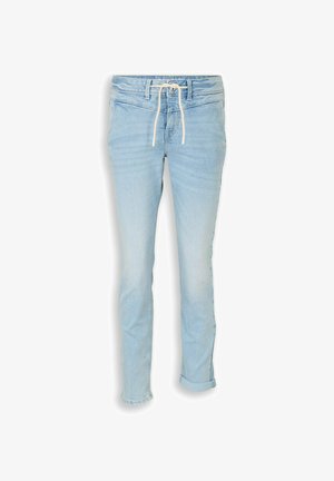 Jean en denim bleu clair avec revers roulés et cordon blanc à la taille, présenté sur un fond blanc uni.