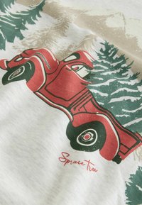 Grafică cu un camion vintage roșu pe țesătură albă, înconjurat de copaci verzi, cu o textură moale și un imprimeu care include detaliul "Brad de Miriște".