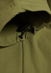 Olivgrünes Kapuzenkleid mit Kordelzugverschluss, das eine glatte Textur und genähte Nähte aufweist und für eine verstellbare Passform und Komfort entworfen wurde.