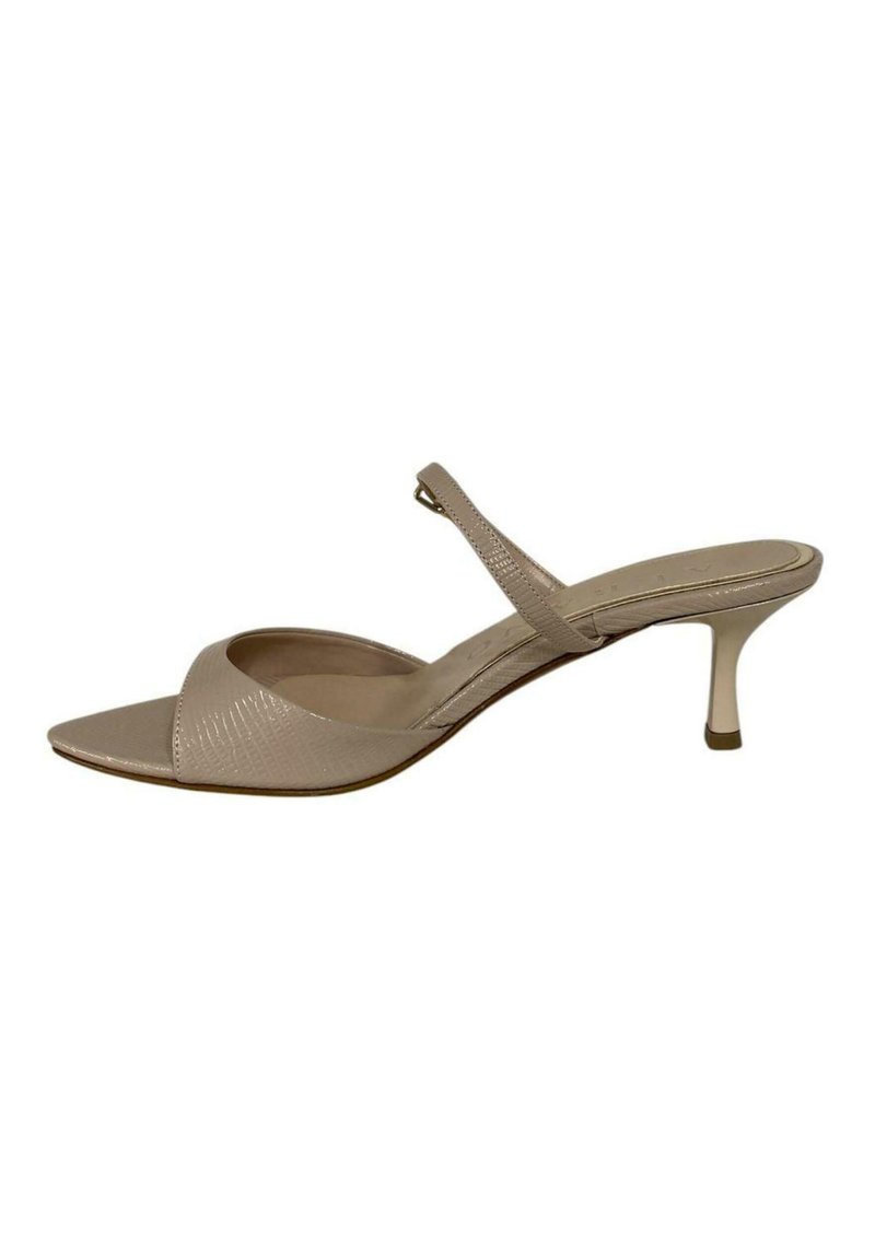 Tacco aperto beige con una fascia sottile e una finitura lucida. Presenta un tacco a stiletto stretto e un motivo geometrico sulla parte anteriore.