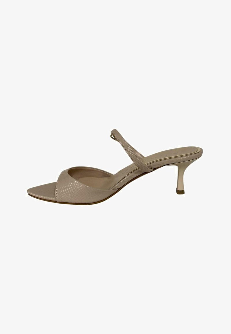 Tacco aperto beige con una fascia sottile e una finitura lucida. Presenta un tacco a stiletto stretto e un motivo geometrico sulla parte anteriore.