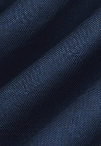 Granatowa tkana tkanina o gładkiej teksturze, z delikatnym diagonalnym wzorem i różnymi odcieniami niebieskich włókien dla głębi.