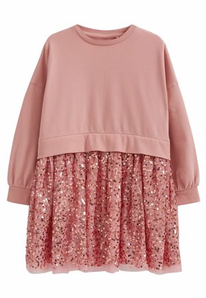 Vestido sudadera rosa con una parte superior de material liso y una parte inferior con una superposición de malla plisada adornada con lentejuelas.