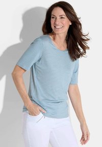 Hellblau gestreifte kurzärmlige Bluse, runder Halsausschnitt, weicher Stoff, lockere Passform, kombiniert mit weißen Hosen, elegantes Design und keine sichtbaren Muster.