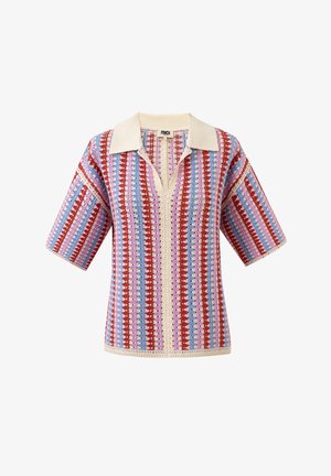 Kurzärmeliges, gestricktes Poloshirt mit vertikalen Streifen in Rot, Lila, Blau und Creme, ausgestattet mit einem cremefarbenen Kragen und V-Ausschnitt.